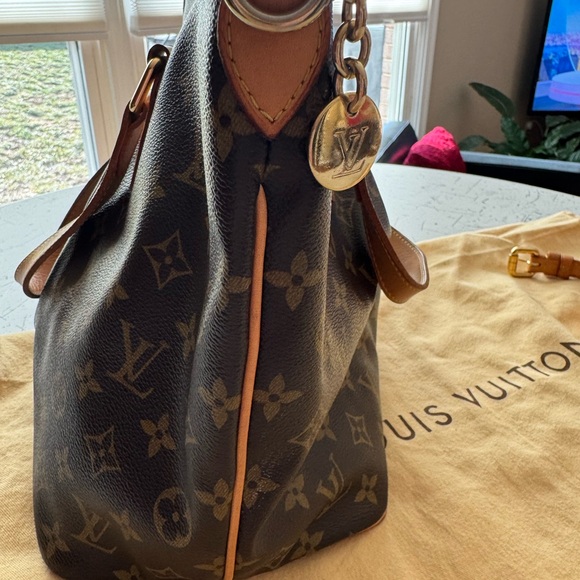 Louis Vuitton Tivoli GM Monogram Tote Bag - Picture 7 of 13